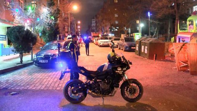 Bahçelievler'de önündeki kaldırım çöken apartman tedbir amaçlı boşaltıldı