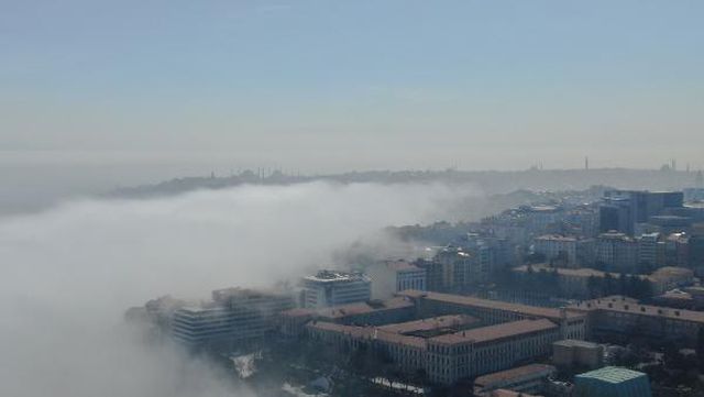 Aniden bastıran sis nedeniyle İstanbul Boğazı'nda gemi trafiği durdu