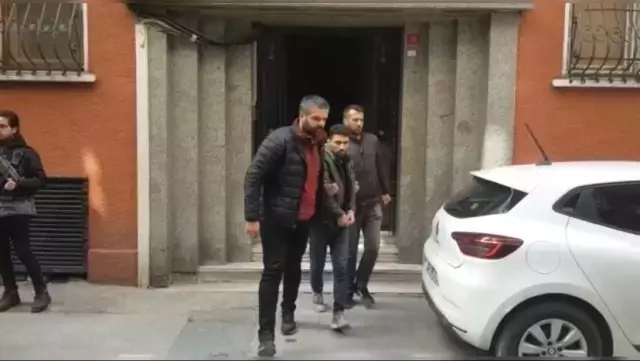 Taksim Meydanı'nda turist kadına kapkaç kamerada! Çay bardağı fırlatıp çelme taktılar