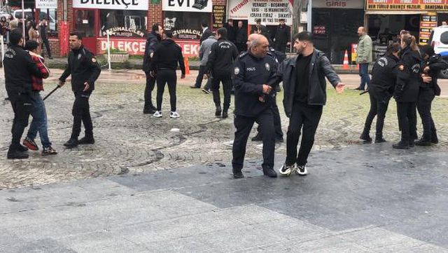 Duruşma sonrası adliye önünde bıçaklı kavga