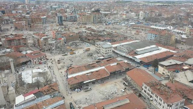 Malatya'da enkaz kaldırılınca yeni meydanlar oluştu