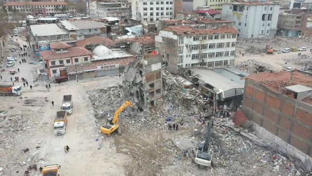 Malatya'da enkaz kaldırılınca yeni meydanlar oluştu