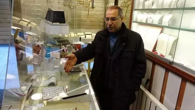 Duvarı delip, 23 kilo altın çaldılar