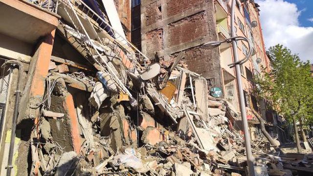 Malatya'da 6 katlı bina çöktü; yandaki binadan 7 kişi tahliye edildi