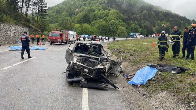 Zonguldak'ta istinat duvarına çarpan otomobildeki 3 kişi öldü