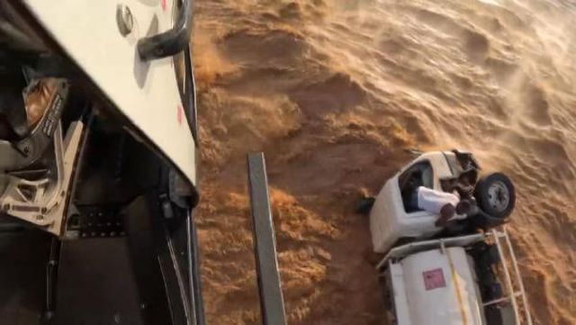 Kenya'da sel sularında mahsur kalan sürücü 6 saat sonra helikopterle kurtarıldı