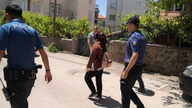 Aksaray'da Bıçaklı İntihar Girişiminde Bulunan Kadın Polis ve Gazetecileri Kovaladı