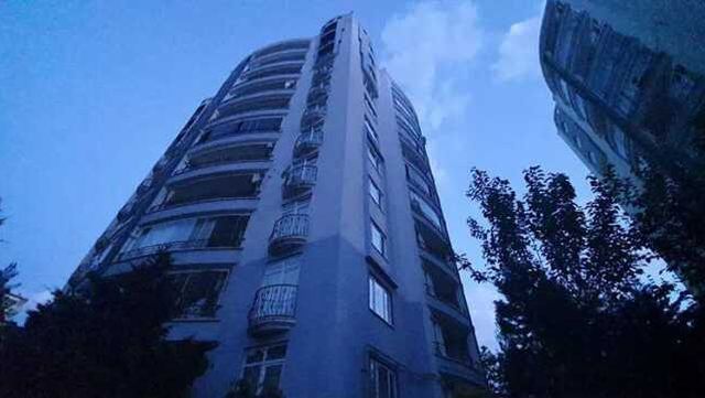 ANNESİ VE KIZ KARDEŞİNİ ODAYA KİLİTLEYİP, BABASININ BOĞAZINI KESTİ