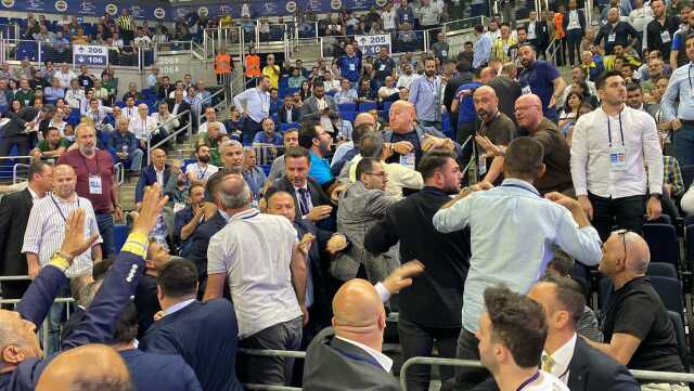 Son Dakika: Fenerbahçe Genel Kurulu'nda Ali Koç'un konuşması sırasında kavga çıktı