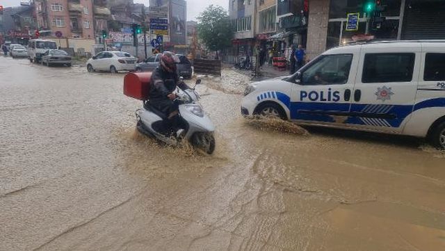İzmit''''''''''''''''te sağanak; dere taştı, cadde su altında kaldı
