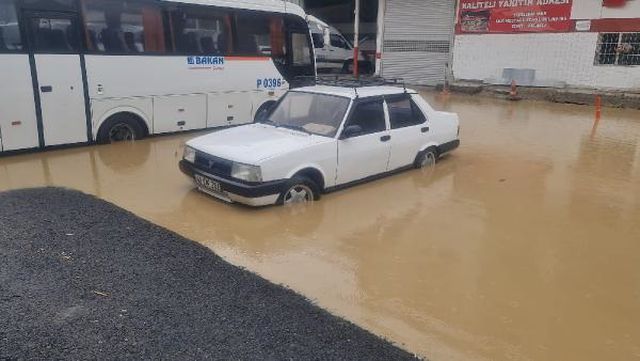 İzmit''''te sağanak; dere taştı, cadde su altında kaldı