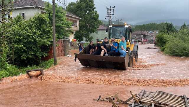 1000'e yakın heyelan meydana geldi, 1 can kaybı var! 30 il için sarı ve turuncu kodlu uyarı