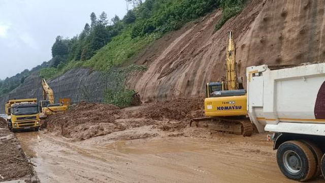 Bolu Dağı Tüneli çıkışında heyelan sonrası yol kapanması