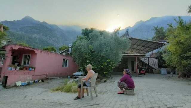 Antalya'da çıkan orman yangınına havadan ve karadan müdahale devam ediyor