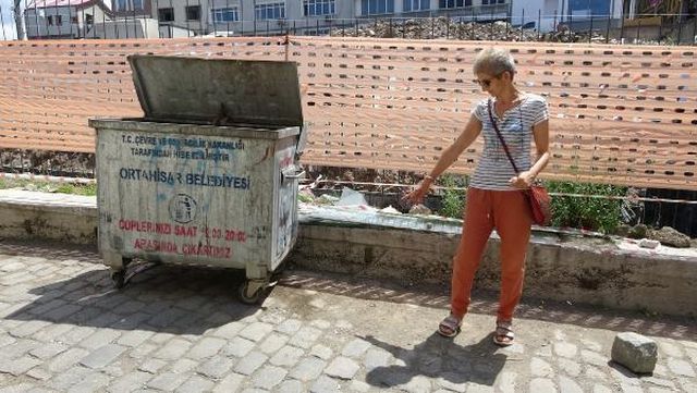 Kan donduran görüntü! Yavru kedileri ayaklarının altına alıp ezerek öldürdü