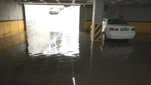 Başakşehir'de selin ardından otoparklar su altında kaldı