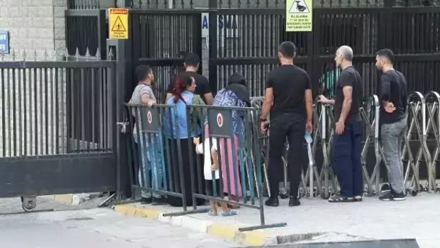 Sultangazi'de Kedi Severken Kaza Sonucu Hayatını Kaybeden 2 Yaşındaki Çocuğun Cenazesi Adli Tıp Kurumu'ndan Alındı