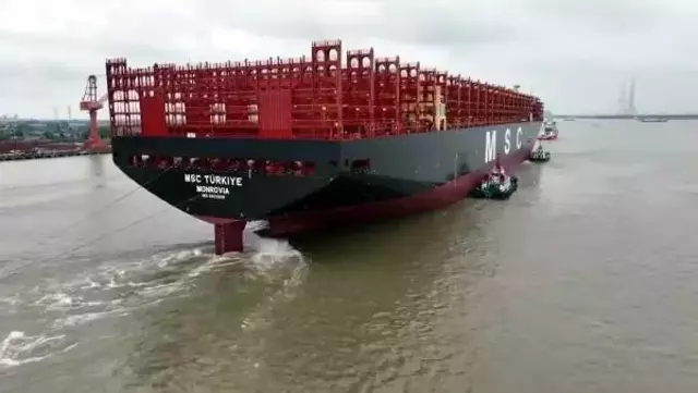 Dünyanın en büyük konteyner gemisine 'Türkiye' adı verildi