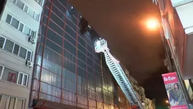 Şişli'de Fırtına Sonucu İnşaatın Metal Levhaları Tehlike Oluşturdu