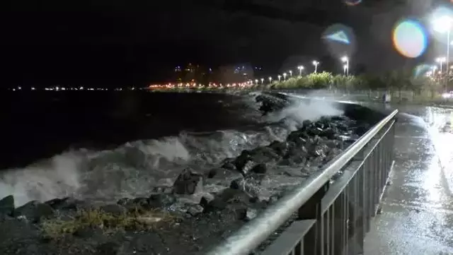 İstanbul'da fırtına nedeniyle bir binanın çatısı uçtu