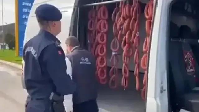 Akaryakıt istasyonunda yıkadıkları sucukları kentteki tostçulara satmışlar