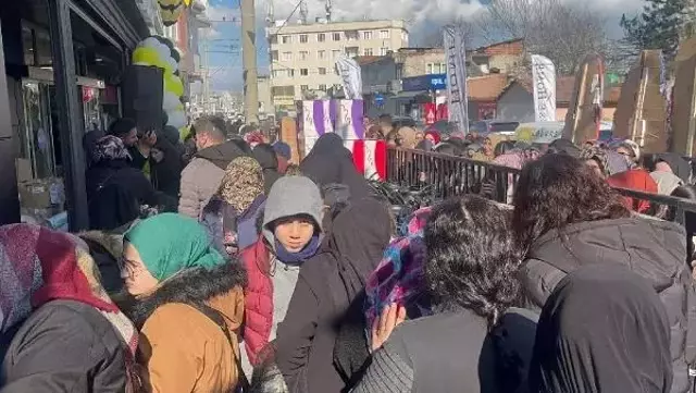 Bursa'da Mağaza Açılışında İzdiham