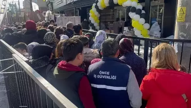Bursa'da Mağaza Açılışında İzdiham