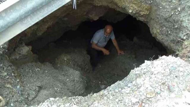 Hatay'da oluşan devasa çukur vatandaşları tedirgin etti! Yetkililere çağrıda bulundular