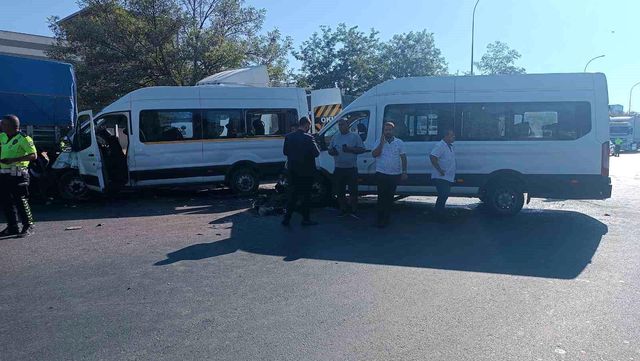 İşçi servisleri kafa kafaya çarpıştı: 1'i ağır 21 yaralı