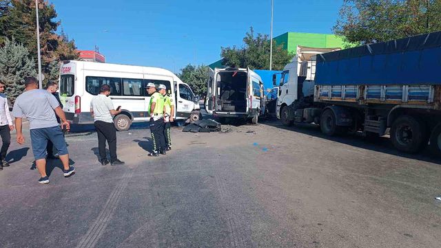 İşçi servisleri kafa kafaya çarpıştı: 1'i ağır 21 yaralı