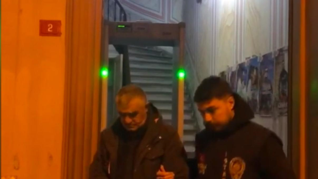 Beyoğlu'nda camide namaz kılıyor gibi yapıp ayakkabı çaldı