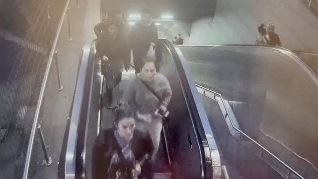 Metrobüs istasyonunda kavga! Yürüyen merdivenlerden yuvarlandı