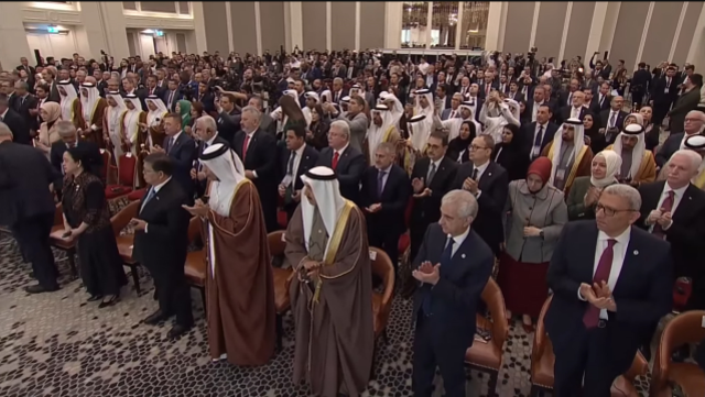 Cumhurbaşkanı Erdoğan'ın sözleri salonu ayağa kaldırdı: Filistin Filistin halkınındır