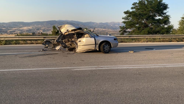 Çorum'da feci kaza! Otomobil ikiye bölündü, 11 kişi yaralandı