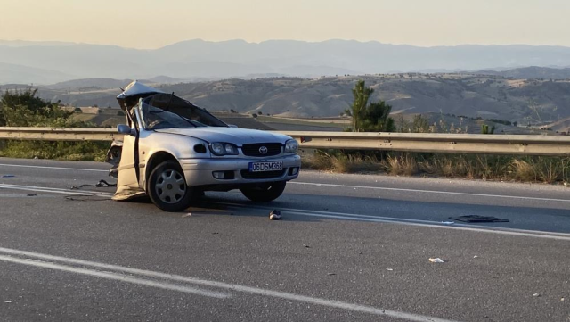 Çorum'da feci kaza! Otomobil ikiye bölündü, 11 kişi yaralandı