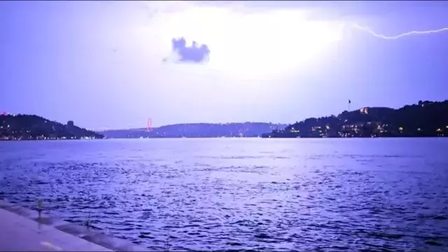 İstanbul'da şimşekler geceyi aydınlattı