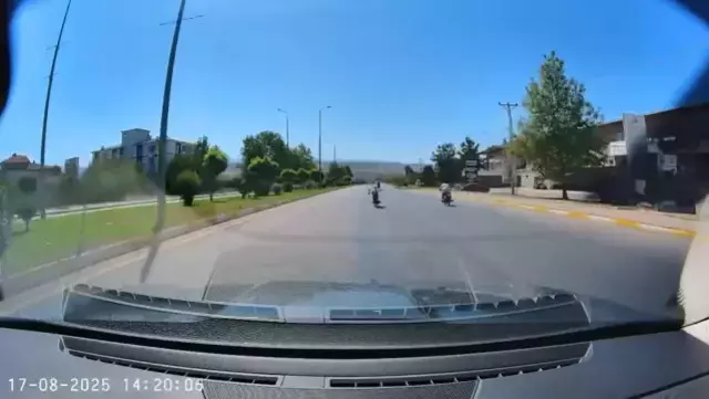 Motosikletlerin üzerine yatarak yarışan sürücüler