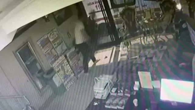 Güvenlik kamerası kaydında otel kapısını açmaya çalışan aile