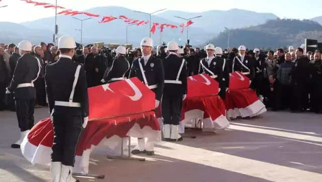 Şehit polisler için düzenlenen törende gözyaşları sel oldu! Geride 7 evlat kaldı
