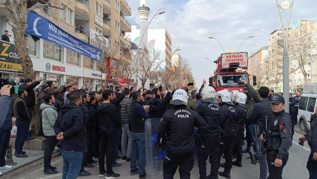 Kenti karıştıran 'Ramazan' pankartı: Ekipler indirmek isteyince ortalık karıştı