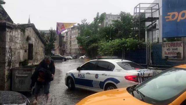 Meteoroloji saat verip uyarmıştı! İstanbul sağanak yağışa teslim oldu, Bayrampaşa'da bir araç sular altında kaldı