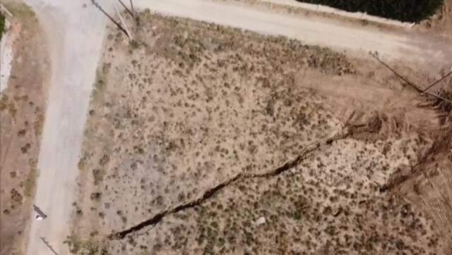 500 metre uzunluğundaki dev yarık mahallede yaşayanları tedirgin etti