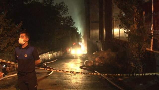 İstanbul'da yanan yatak fabrikası 5 saatlik çalışmanın sonunda söndürüldü