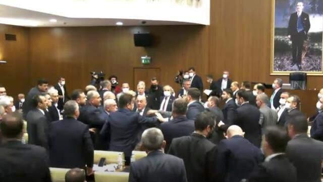 Ankara Büyükşehir Belediyesi Meclisinde AK Parti ve CHP üyeleri birbirlerine girdi