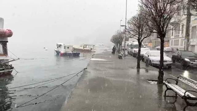 Meteoroloji'nin uyarılarının ardından İstanbul'da kar yağışı etkili oldu! İlçelerden kartpostallık görüntüler yağıyor