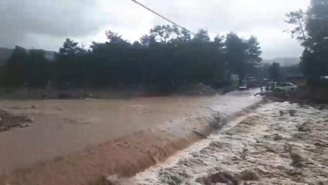 Antalya'yı perişan eden fırtına! Sel suları okulun bahçesini esir aldı