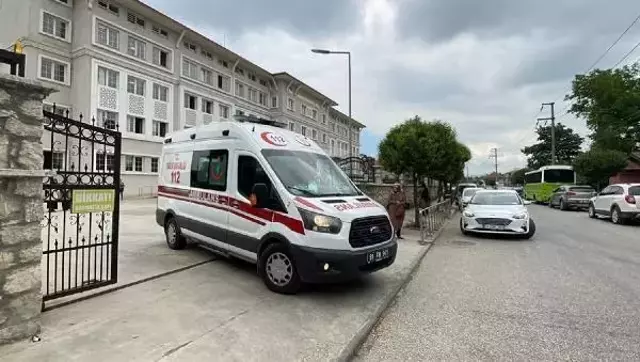 Sınav öncesi tuvalete giden öğrenci, anonsu duyunca panik yapıp merdivene başını çarptı