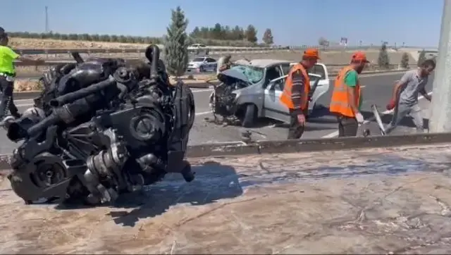 Otomobil, bariyerlere çarparak devrildi: 3 ölü, 1 yaralı