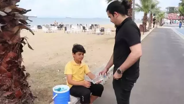 13 yaşındaki Alperen, su ve limonata satıp gelirini Mehmetçik Vakfı'na bağışlıyor