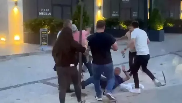 Otobüste genç kızın ayaklarının fotoğrafını çekildiğini gören yolcular şahsa meydan dayağı attı